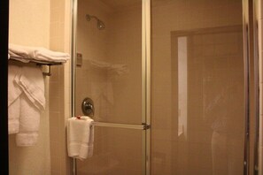 Articles de toilette (gratuits), séchoir à cheveux, serviettes fournies