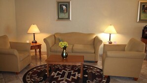 Living area - Days Inn by Wyndham Sheboygan/The Falls (Sheboygan Falls)