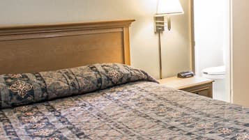 Habitación estándar, 1 cama Queen size, para no fumadores | Tabla de planchar con plancha, wifi gratis, ropa de cama y despertador