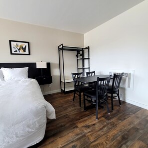 Room | Private kitchen | Fridge, microwave - Richland Inn and Suites (Richland)