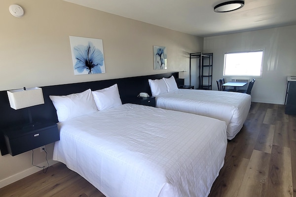 Room | Egyptian cotton sheets, premium bedding, desk, WiFi (free)
