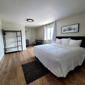 Design Room | Egyptian cotton sheets, premium bedding, desk, free WiFi - Richland Inn and Suites (Richland)