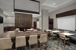 Free daily buffet breakfast - Residence Inn by Marriott DFW Airport North/Grapevine (Grapevine)
