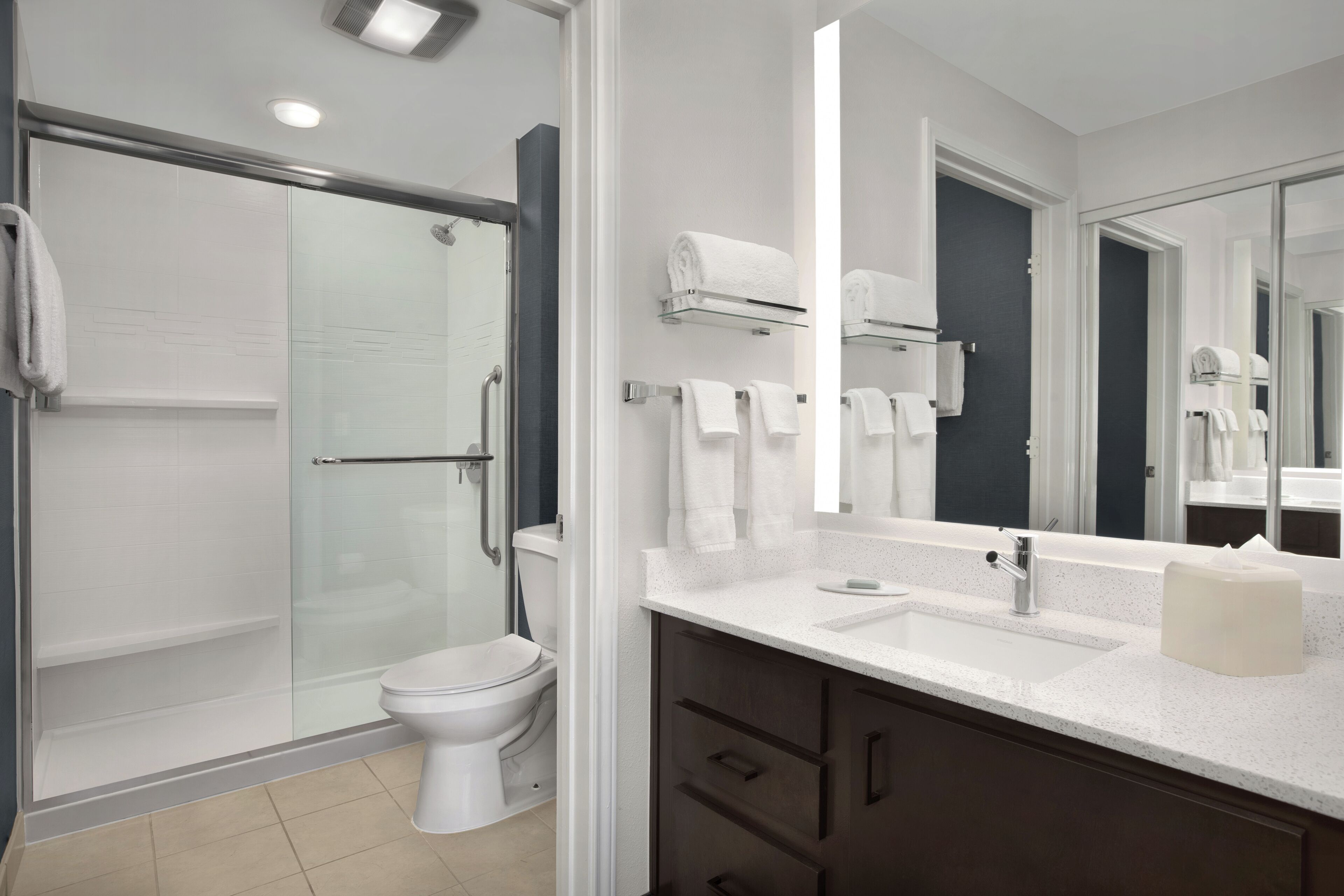 Combined shower/tub, free toiletries, hair dryer, towels
