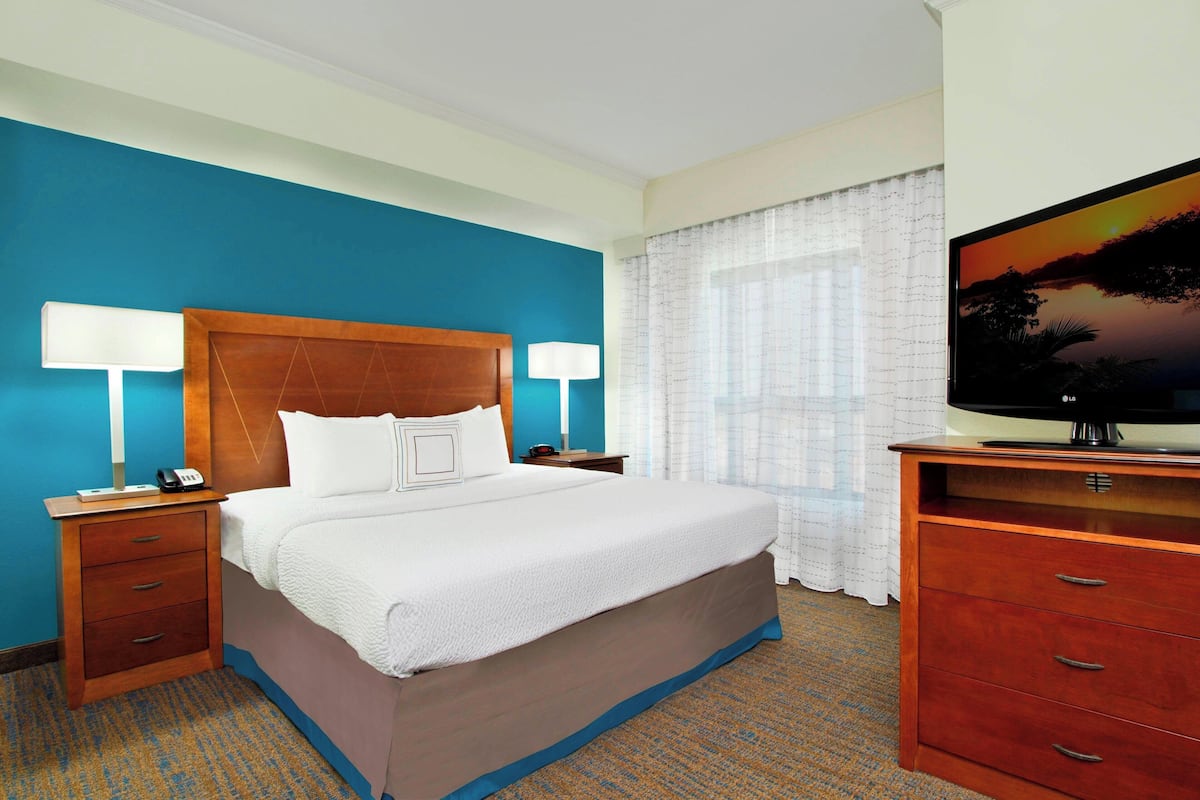 1 bedroom, premium bedding, desk, laptop workspace
