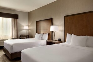 ห้องพัก, เตียงควีนไซส์ 2 เตียง, ปลอดบุหรี่ (Mobility/Hearing Impaired Accessible) | เครื่องนอนระดับพรีเมียม, เตียงพร้อมฟูกเสริมที่นอน, โต๊ะทำงาน