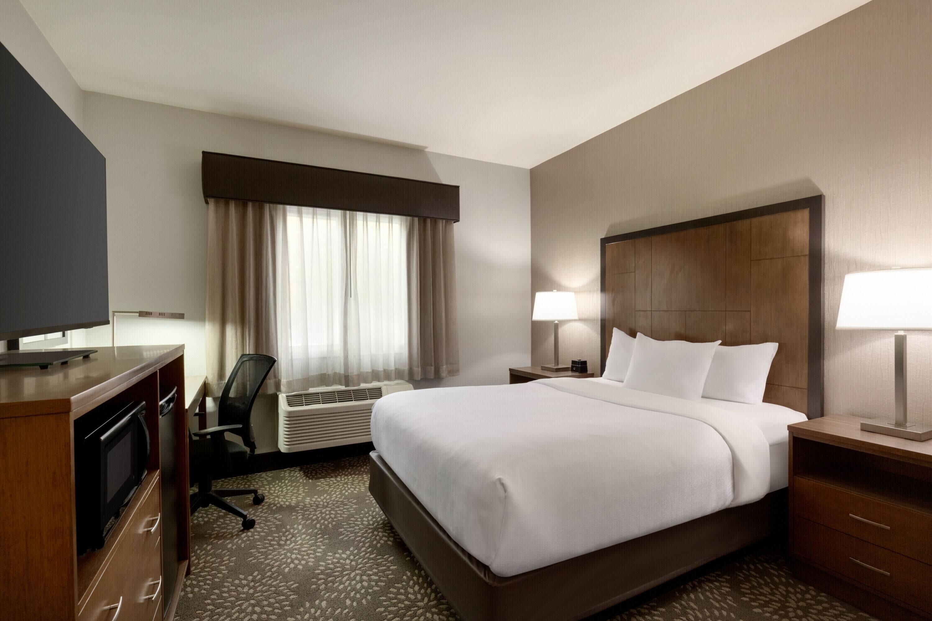 Room, 1 Queen Bed, Accessible, Non Smoking (Mobility/Hearing Impaired Accessible) | Premium bedding, pillowtop beds, desk, laptop workspace