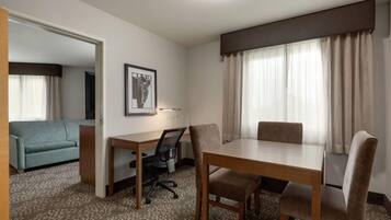 Ropa de cama de alta calidad, colchones con pillow-top y escritorio