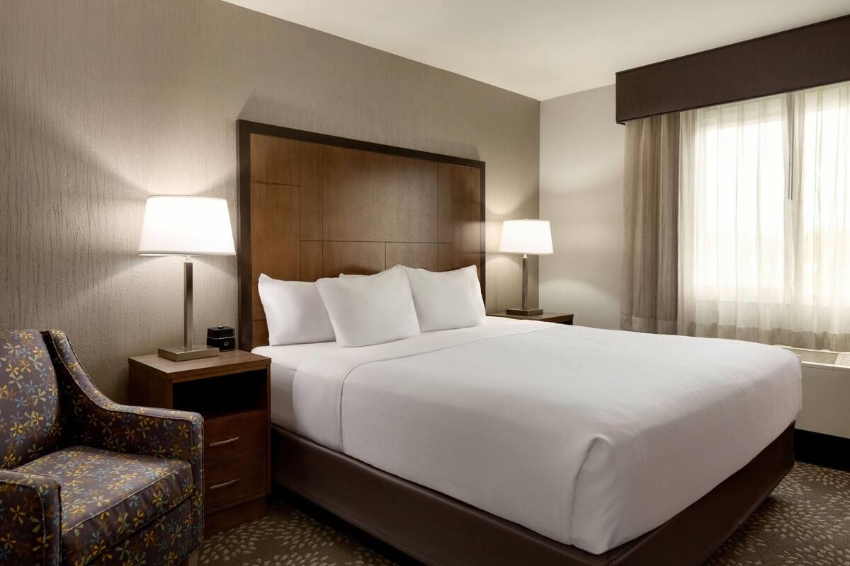 Chambre, 1 très grand lit, non-fumeurs | Literie de qualité supérieure, surmatelas, bureau