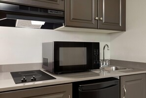 Deluxe kamer, 2 queensize bedden, niet-roken (Deluxe Family Room) | Luxe beddengoed, pillowtop-bedden, een bureau, een laptopwerkplek