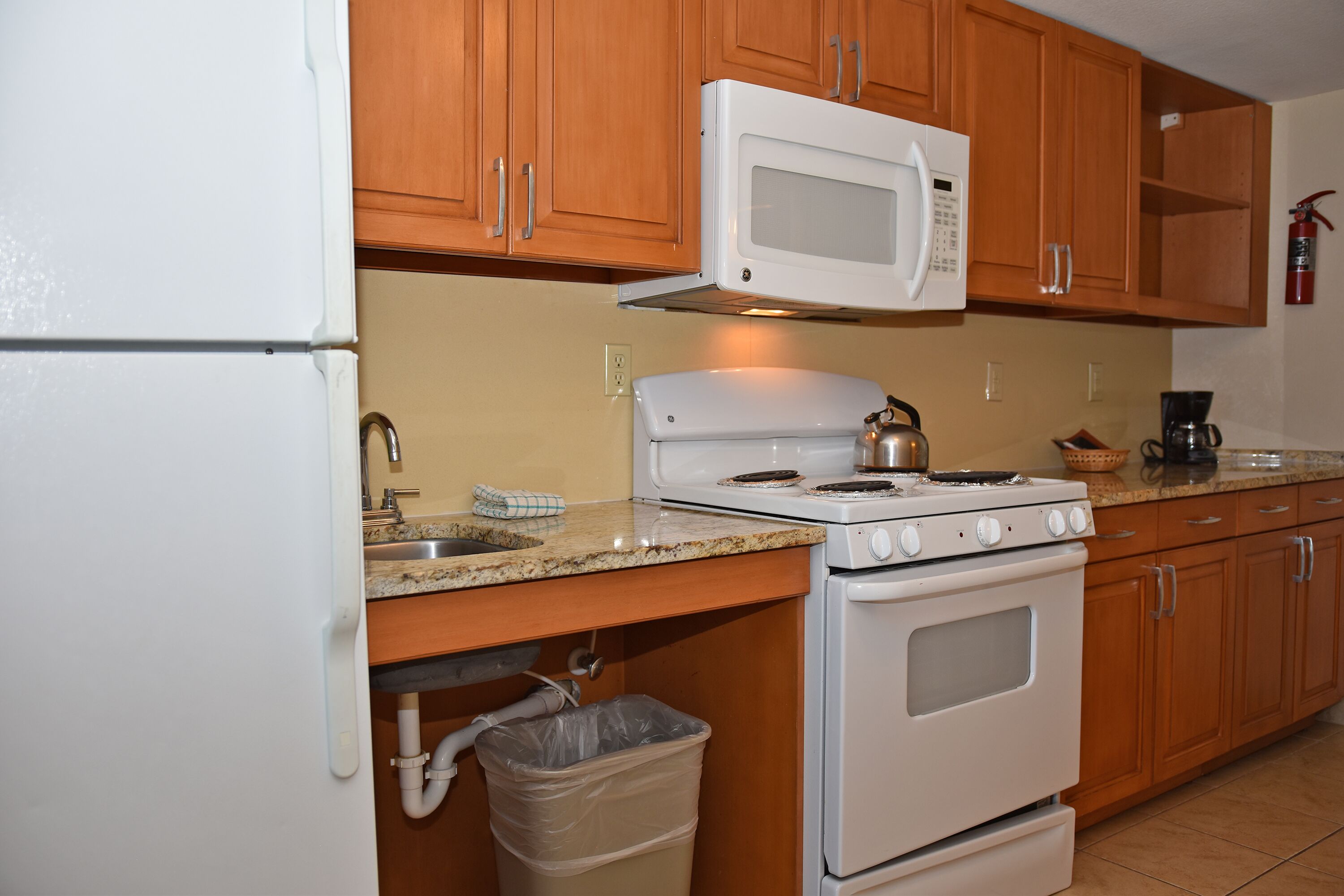 full-sized fridge, microwave, oven, stovetop