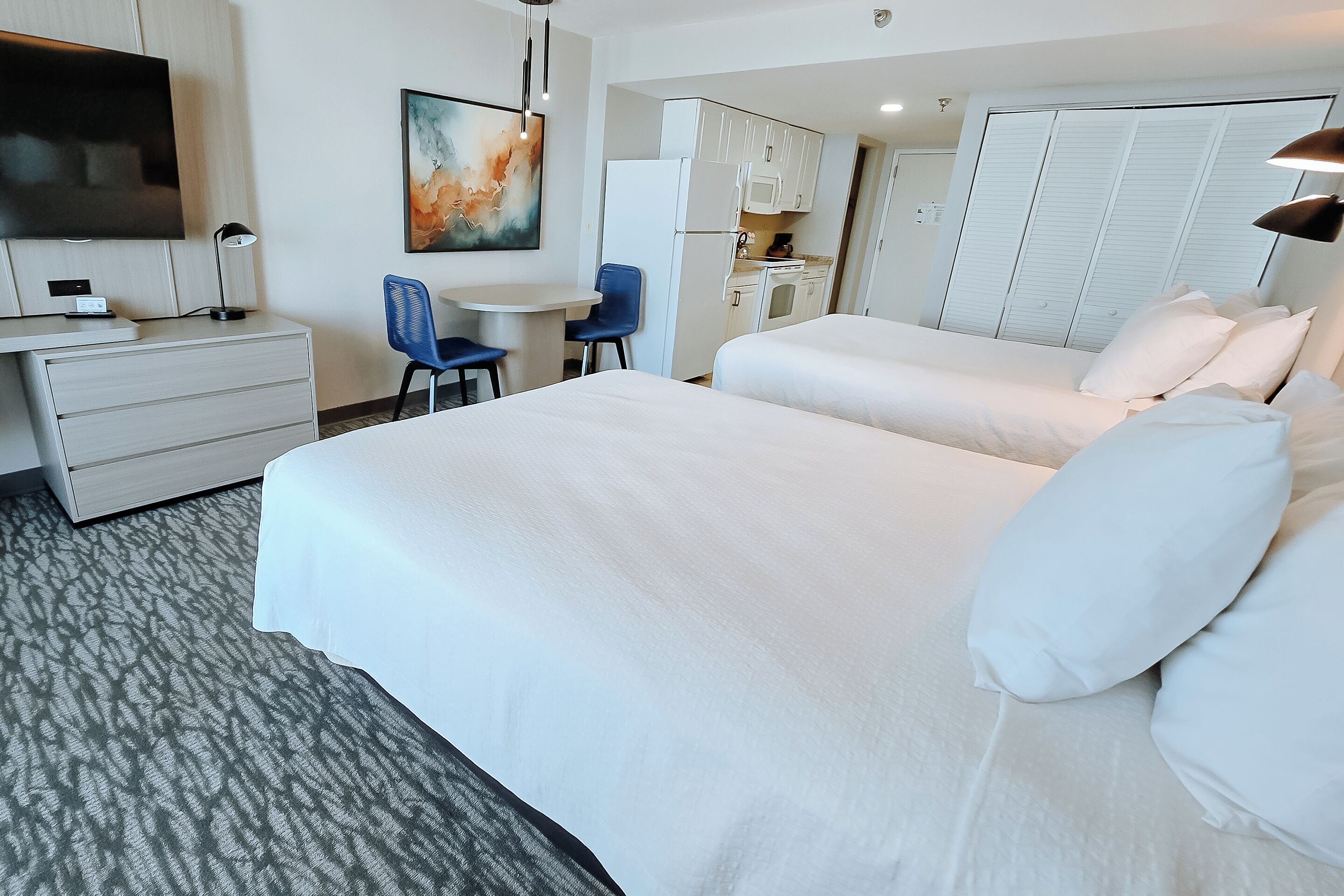 Habitación estándar, 2 camas Queen size, cocina, frente al océano | Caja de seguridad en la habitación, cortinas blackout y wifi gratis 