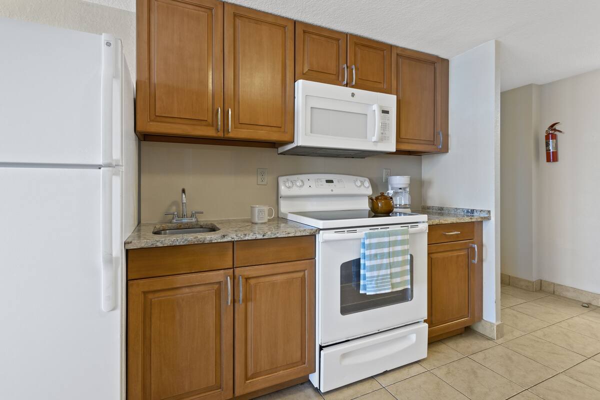 full-sized fridge, microwave, oven, stovetop