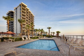 Outdoor pool, pool umbrellas, pool loungers - Nautilus Inn (Daytona Beach)