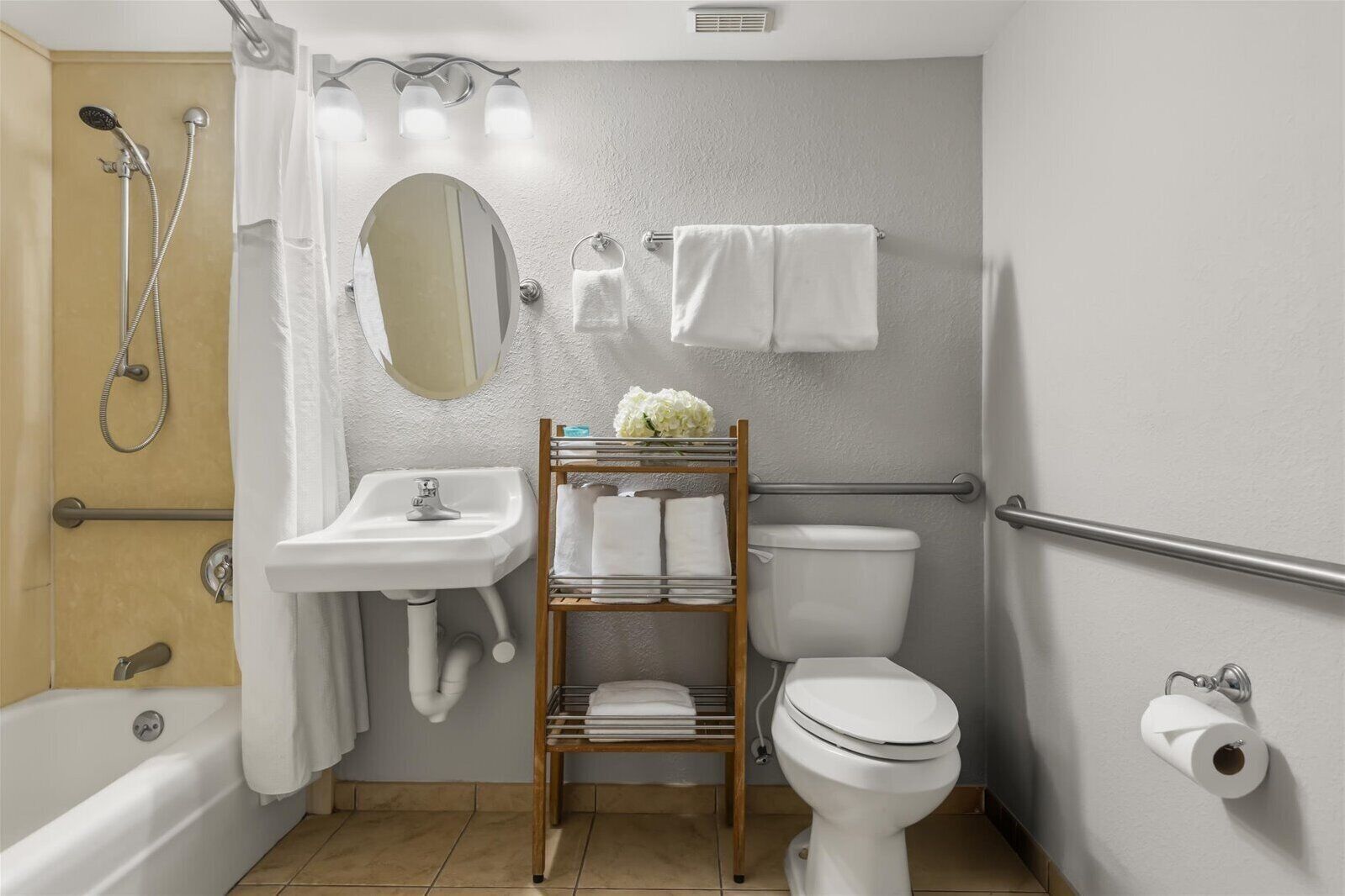 Ein Badezimmer mit Badewanne, Waschbecken, Toilette und Dusche.