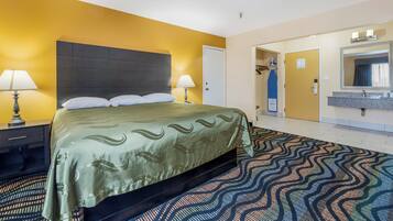Room, 1 King Bed, Accessible, Non Smoking | Living area