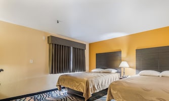 Tabla de planchar con plancha, wifi gratis y ropa de cama 
