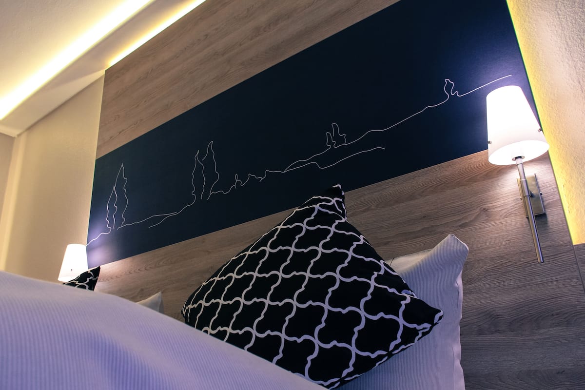 double room | hypo-allergenic bedding, desk, soundproofing, iron/ironing board