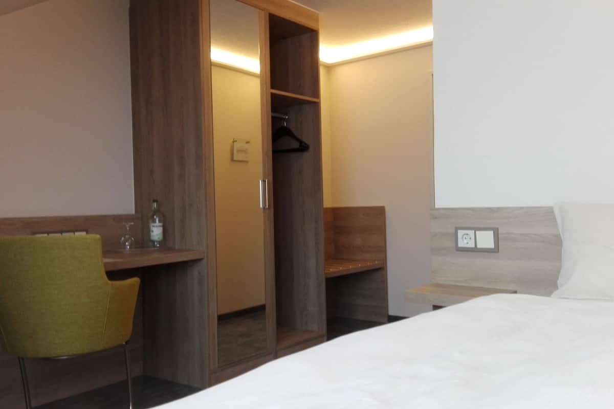 single room | hypo-allergenic bedding, desk, soundproofing, iron/ironing board