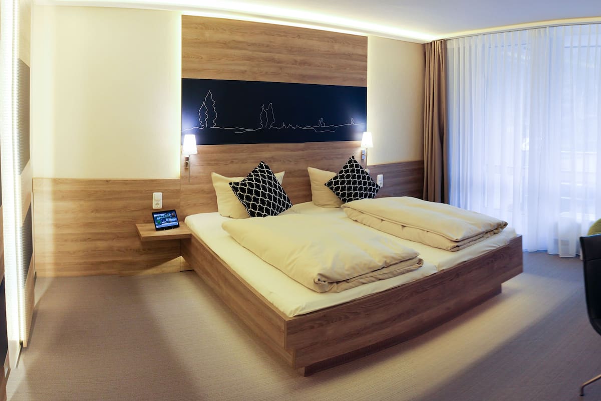 Double Room | Peralatan tempat tidur hipoalergenik, meja, kalis bunyi