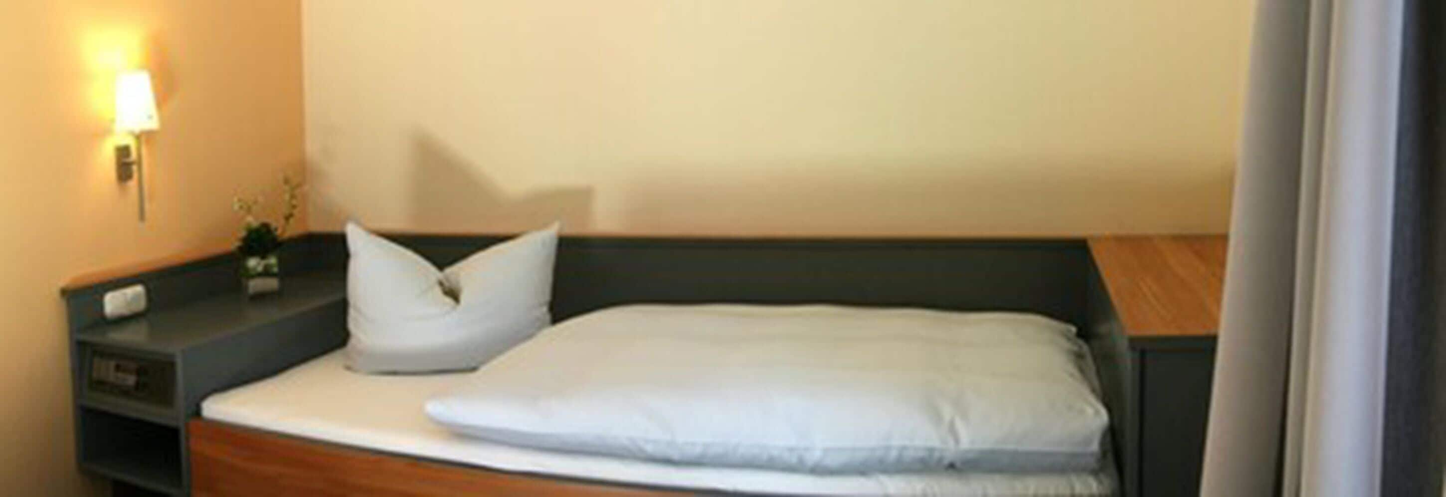 single room | hypo-allergenic bedding, desk, soundproofing, iron/ironing board