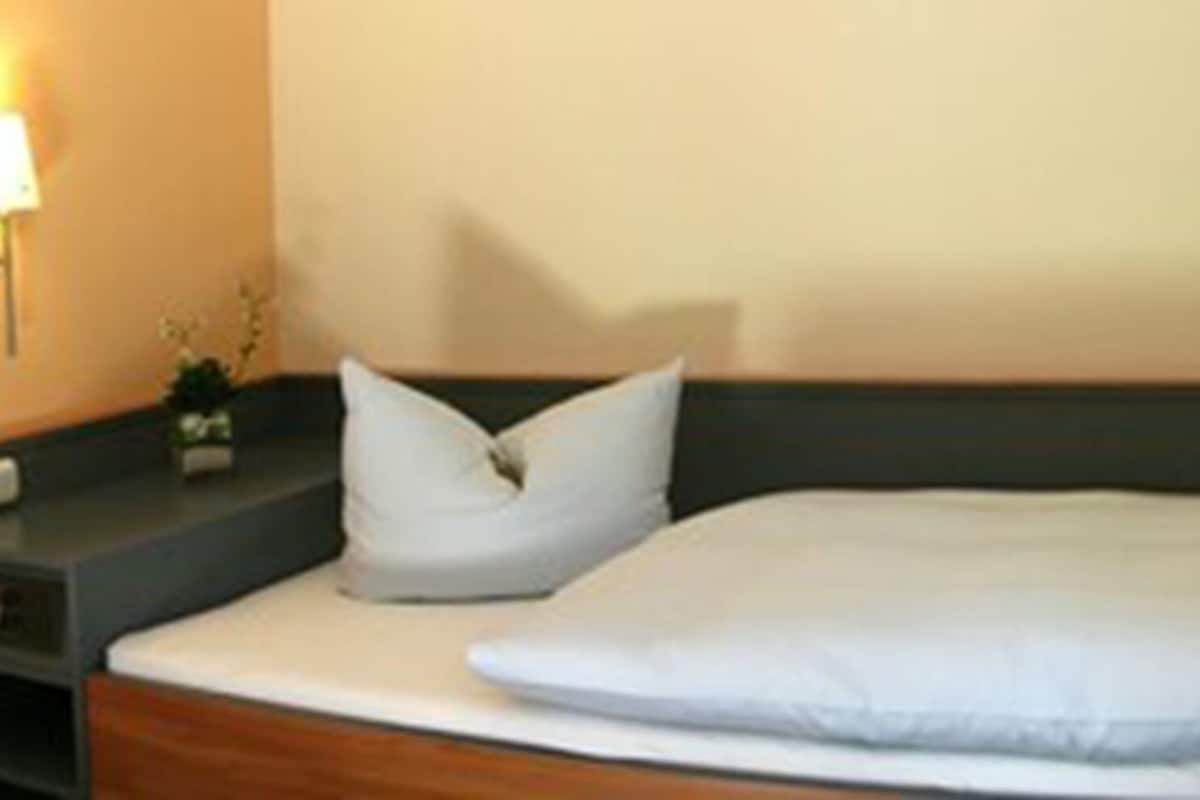 single room | hypo-allergenic bedding, desk, soundproofing, iron/ironing board