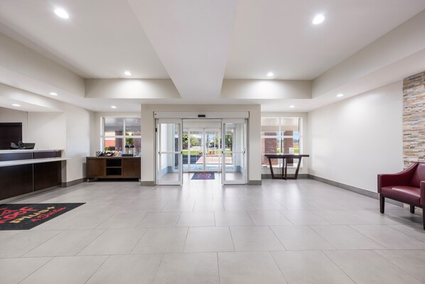 Lobby - Red Roof Inn PLUS+ & Suites Birmingham - Bessemer (Bessemer)