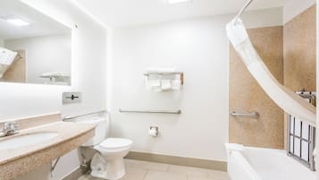 Ein modernes Badezimmer mit Toilette, Waschbecken und Duschbereich.
