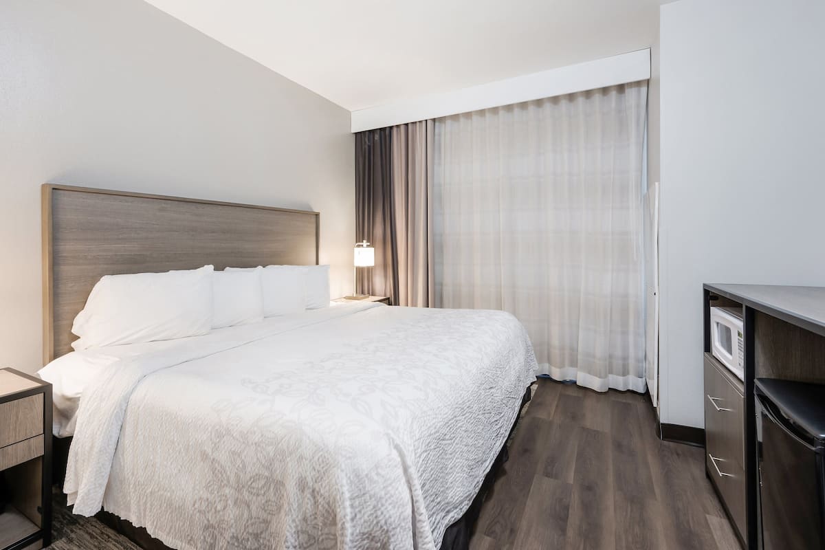 Svit - 1 kingsize-säng (2 Rooms, Smoke Free) | 1 sovrum, skrivbord, arbetsyta för laptop och mörkläggningsgardiner