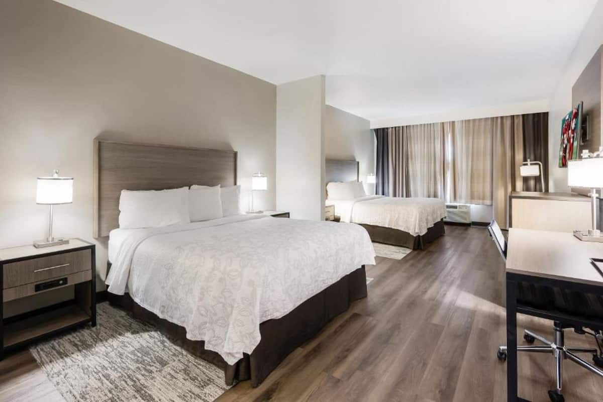 Escritorio, espacio para trabajar con laptop y cortinas blackout 