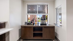 Une cuisine moderne avec des meubles en bois, une fenêtre et une vue sur l’extérieur.