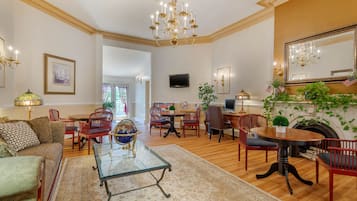 Free daily continental breakfast