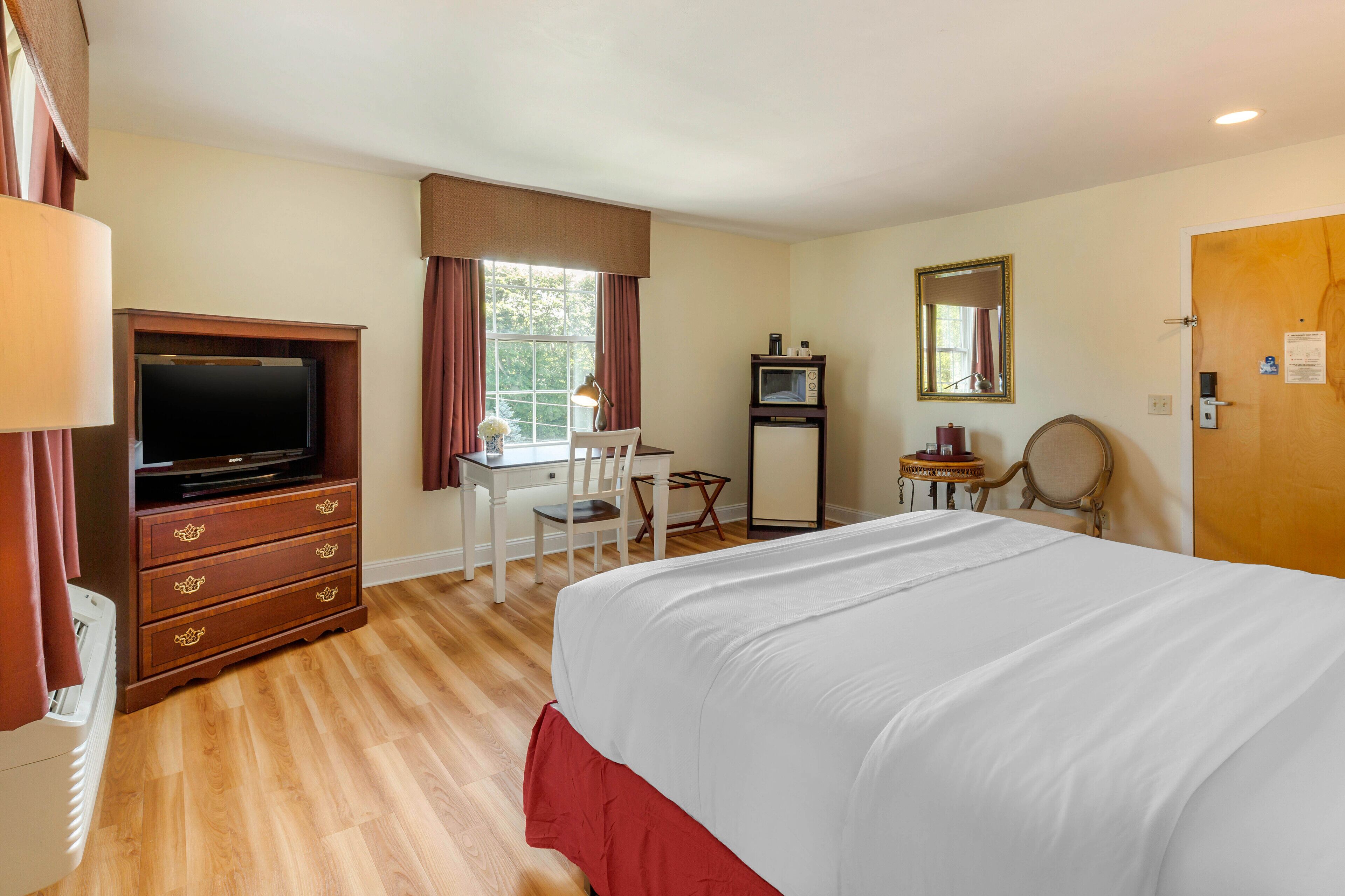 standard room, 1 king bed | 1 bedroom, hypo-allergenic bedding, pillow-top beds, in-room safe