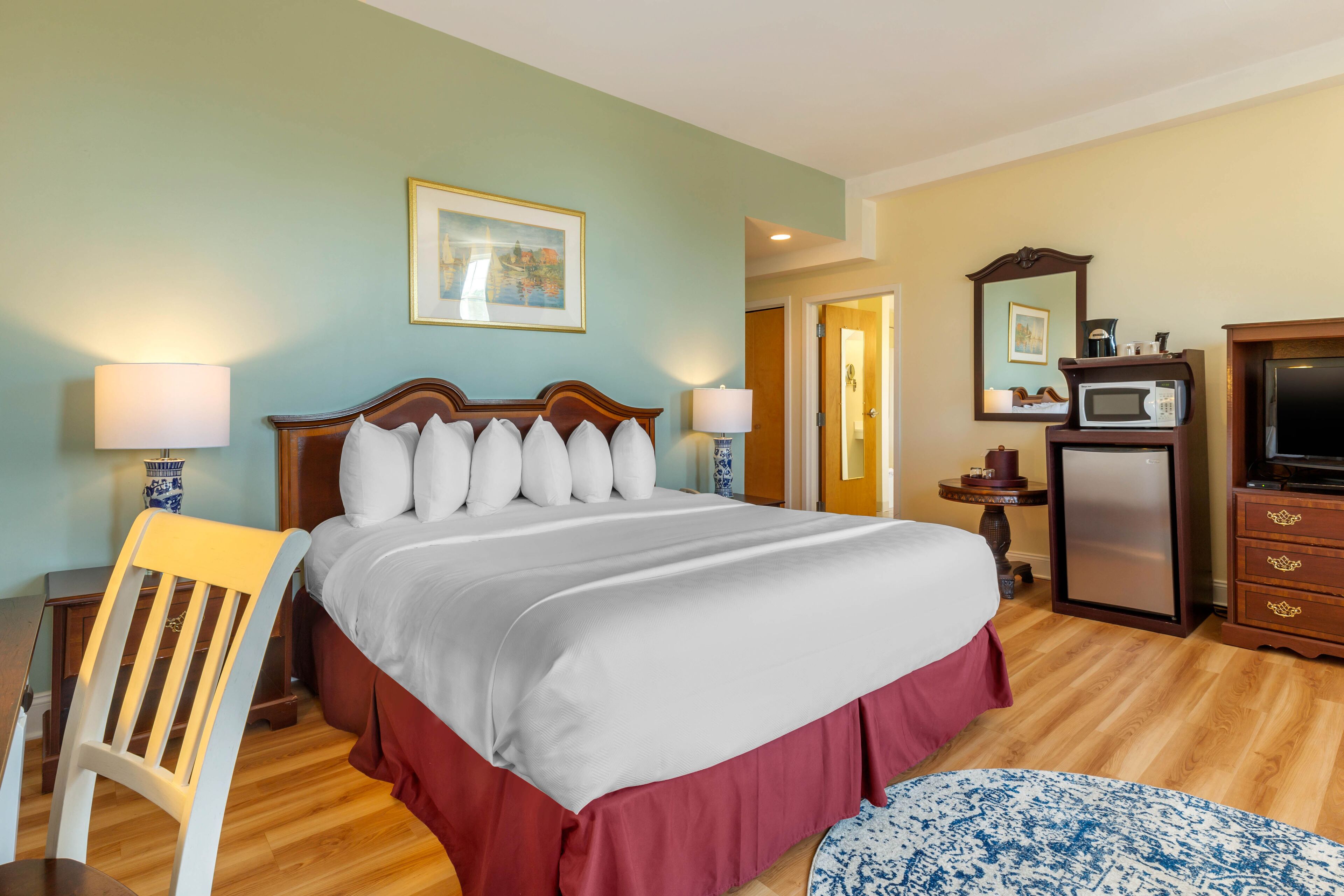 premier room, 1 king bed | 1 bedroom, hypo-allergenic bedding, pillow-top beds, in-room safe