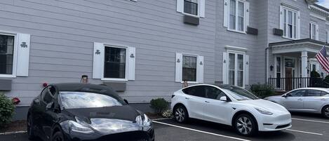 Un edificio de dos pisos con estacionamiento.