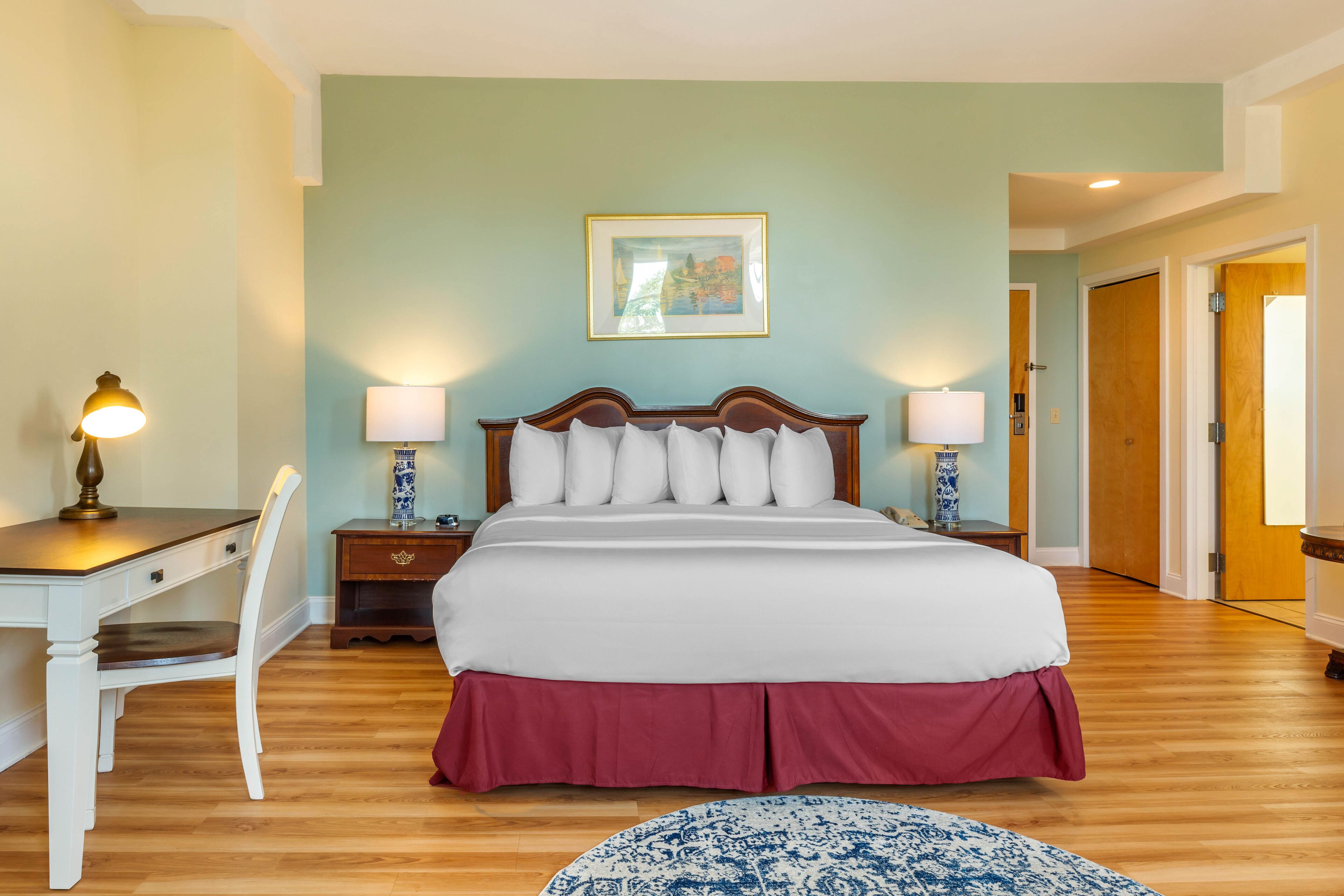 premier room, 1 king bed | 1 bedroom, hypo-allergenic bedding, pillow-top beds, in-room safe
