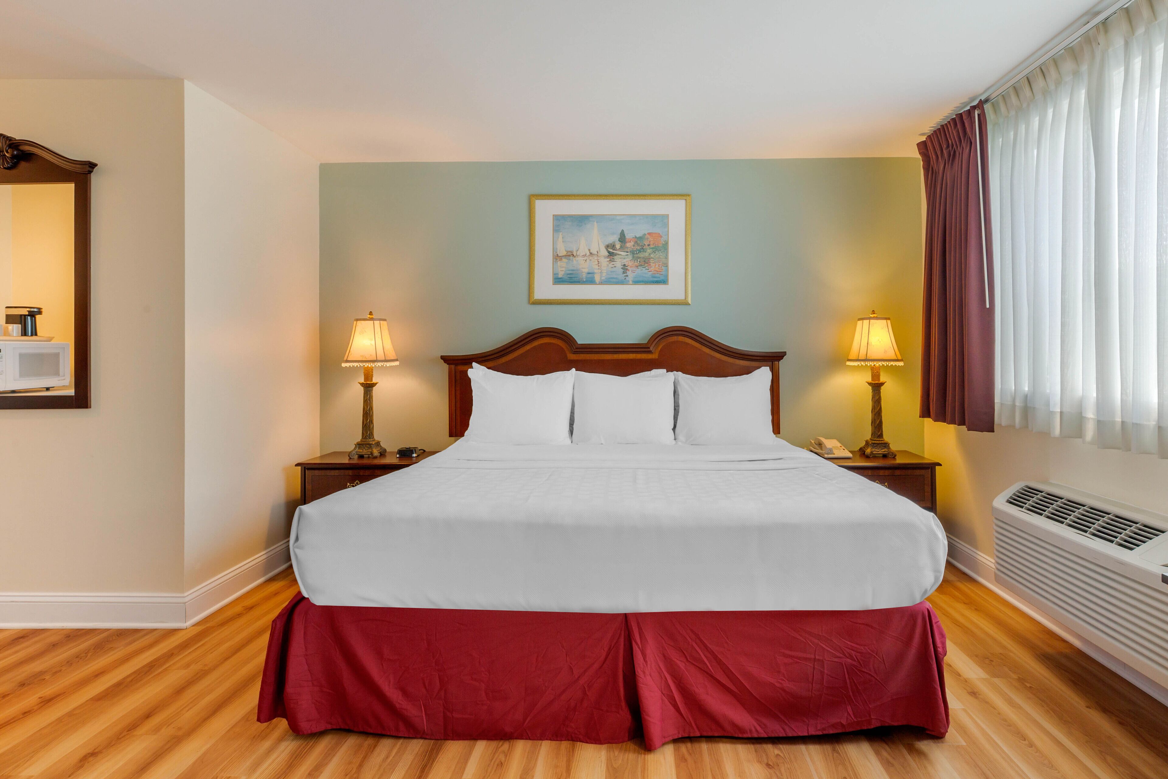 Phòng Premier, 1 giường cỡ king, phù hợp cho người khuyết tật | Bộ đồ giường kháng dị ứng, nệm có lớp đệm bông, két bảo mật tại phòng 