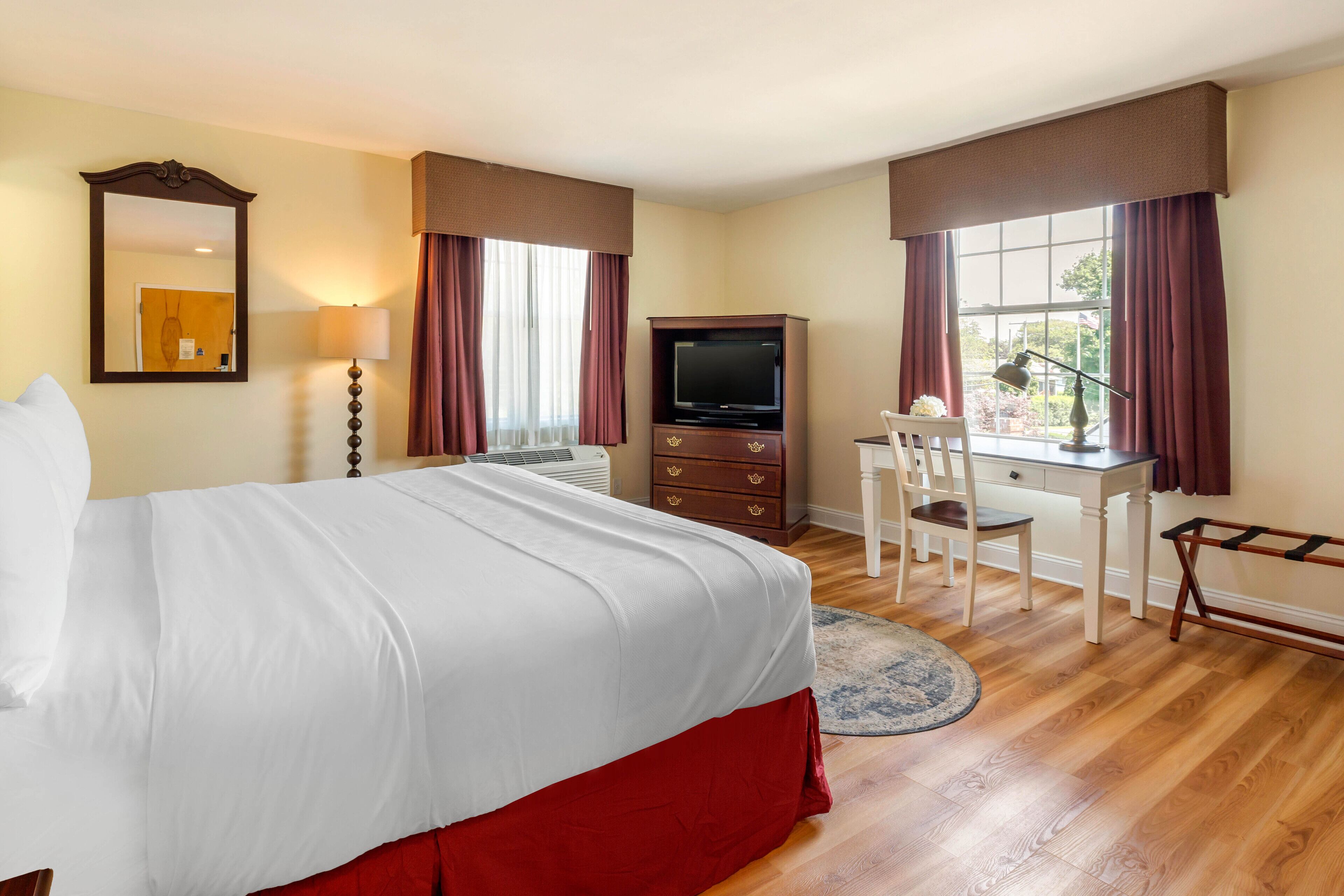 standard room, 1 king bed | 1 bedroom, hypo-allergenic bedding, pillow-top beds, in-room safe