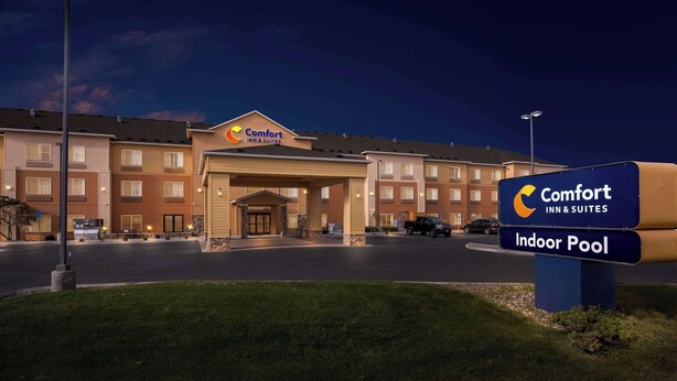 Een Comfort Inn & Suites hotel met een bordje voor het binnenzwembad.