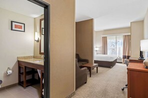 Premium bedding, individually decorated, individually furnished, desk - Comfort Inn & Suites Hermiston South (Hermiston)