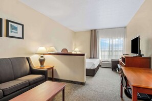 Premium bedding, individually decorated, individually furnished, desk - Comfort Inn & Suites Hermiston South (Hermiston)