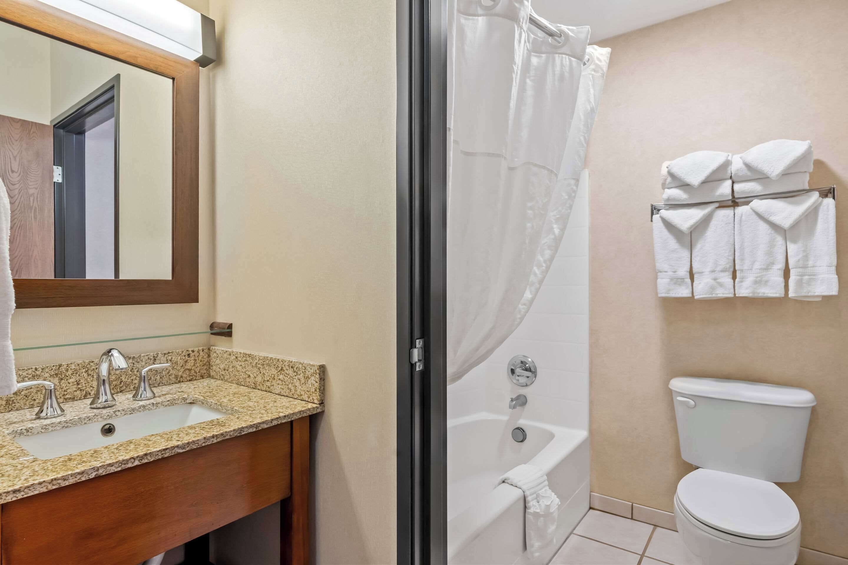 standard room, 2 queen beds, non smoking | premium bedding, individually decorated, individually furnished, desk