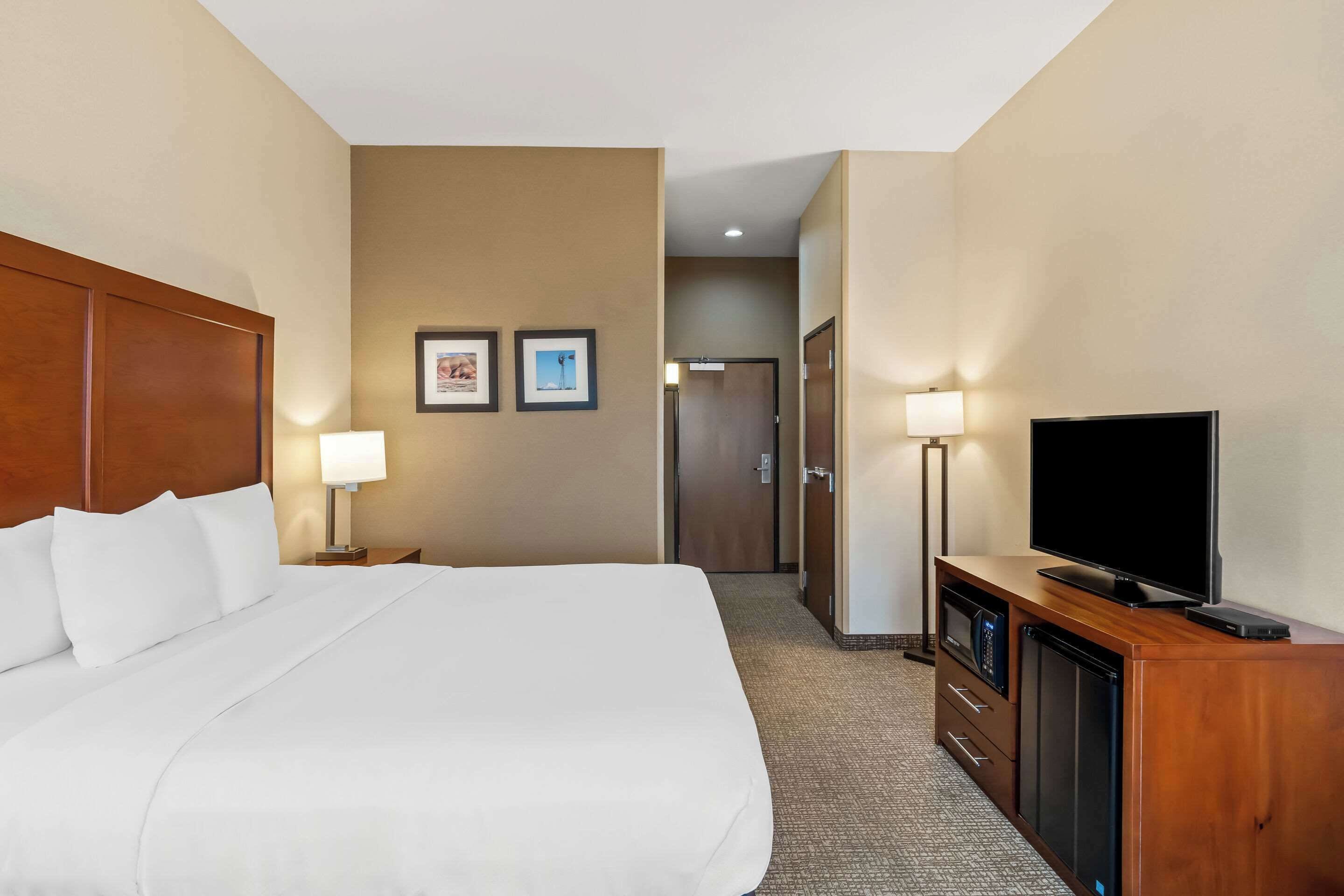 standard room, 1 king bed, non smoking | premium bedding, individually decorated, individually furnished, desk