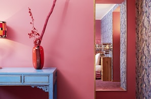 Large | Ropa de cama de alta calidad, edredón y minibar