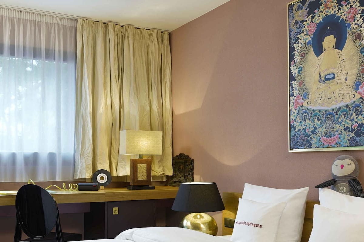 Medium West | Premium bedding, down comforters, minibar, in-room safe