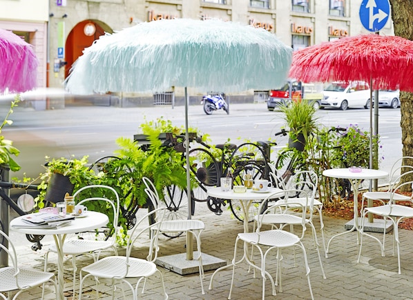 Terrace/patio - 25hours Hotel Frankfurt The Goldman (Frankfurt)