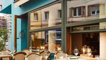 Mittagessen, Abendessen, mediterrane Küche, Speisen im Freien