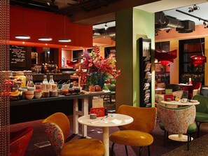 Desayuno buffet (EUR 26.00 por persona) 