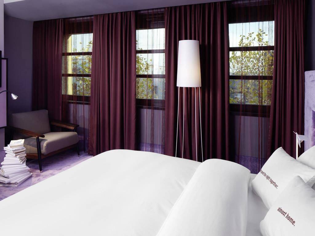 Medium East | Ropa de cama de alta calidad, edredones de plumas, minibar y caja fuerte