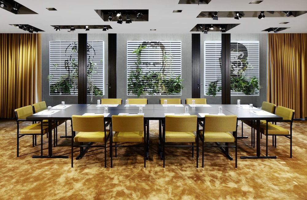 25hours Hotel Frankfurt The Goldman by null